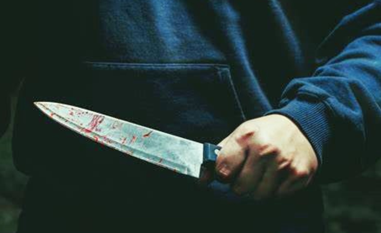 Maddaloni, apprezzamenti a una ragazza: 17enne accoltellato in pieno centro Maddaloni, apprezzamenti a una ragazza: 17enne accoltellato in pieno centro