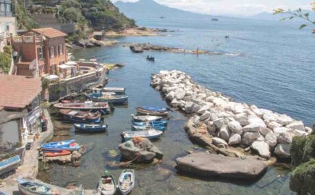 Marechiaro, ristorante "in mare" sospeso e multato: scantinato abusivo usato come cucina