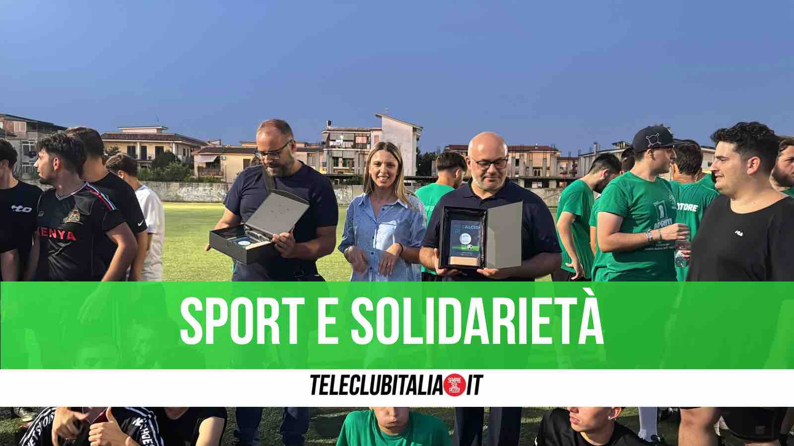 un calcio di inizio partita di beneficenza per le due parrocchie cittadine di melito