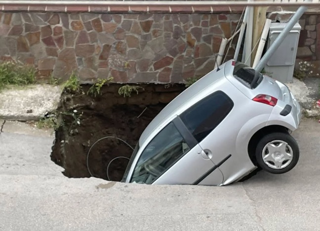 Melito, voragine in via Magellano: auto inghiottita dall’asfalto