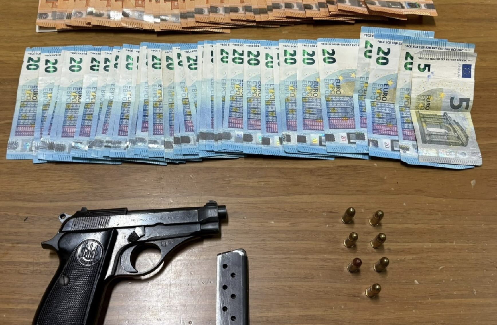 Bloccati in moto con pistola clandestina e 2.500 euro in contanti: arrestati due giovani a Napoli Chiedi a ChatGPT Bloccati in moto con pistola clandestina e 2.500 euro in contanti: arrestati due giovani a Napoli Chiedi a ChatGPT