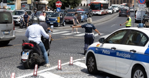 Napoli, donna ferita da una barra di ferro caduta da un palazzo in ristrutturazione