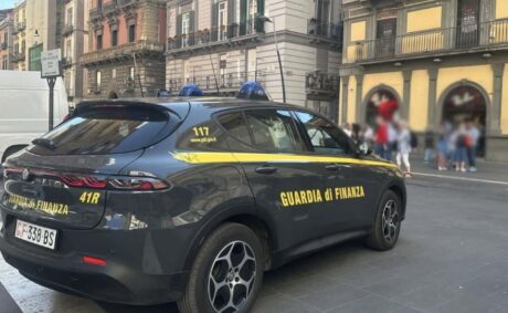 Napoli, maxi-sequestro della Guardia di Finanza: oltre 18mila prodotti contraffatti