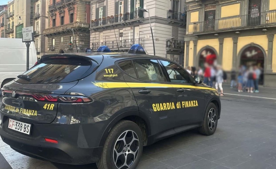 Napoli, maxi-sequestro della Guardia di Finanza: oltre 18mila prodotti contraffatti
