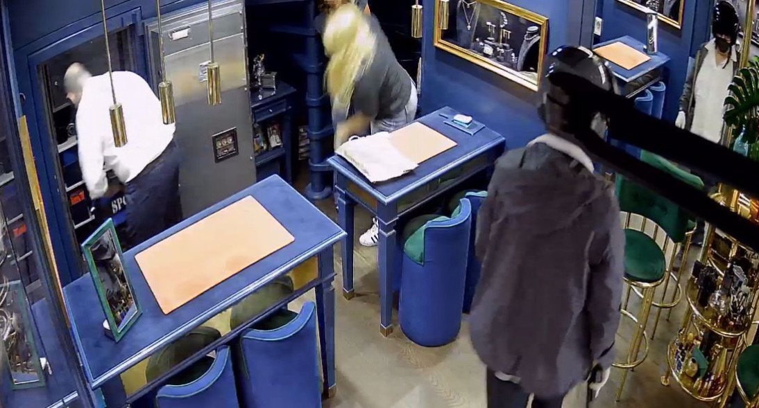 Napoli, rapina choc nel cuore di Chiaia: sequestrati cliente e dipendente nella gioielleria Gentile