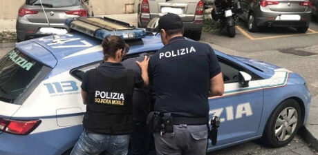 Faida tra Quartieri Spagnoli e Pallonetto, colpi di pistola sotto casa del rivale: arrestato 23enne