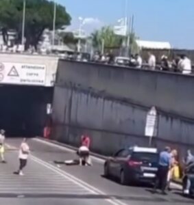 Pozzuoli, si schianta con la moto e vola giù dal ponte: centauro muore sul colpo