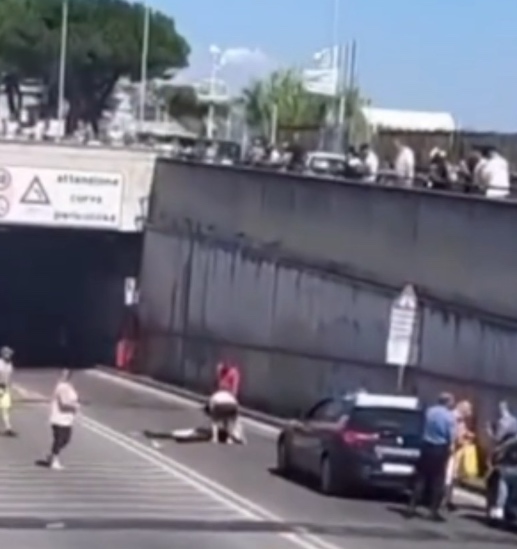 Pozzuoli, si schianta con la moto e vola giù dal ponte: centauro muore sul colpo