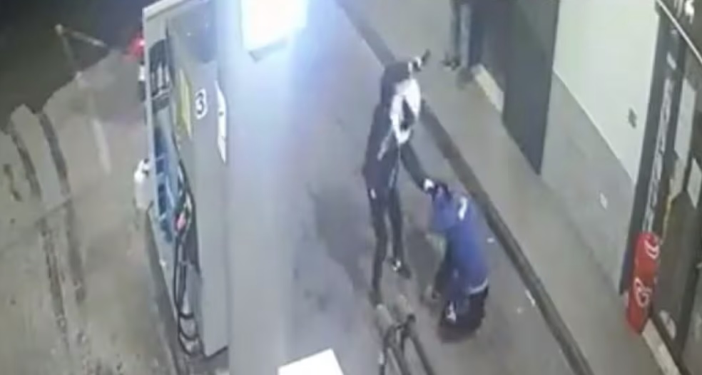 Colpo al distributore di carburante a Giugliano: arrestati in 48 ore due rapinatori