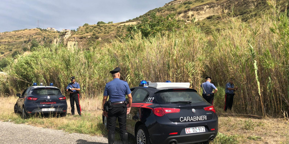 Lago Patria, si cerca cadavere in un canneto. Si teme possa essere di un ragazzo scomparso Lago Patria, si cerca cadavere in un canneto. Si teme possa essere di un ragazzo scomparso