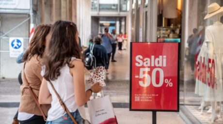Al via i saldi estivi: 6 italiani su 10 pronti allo shopping