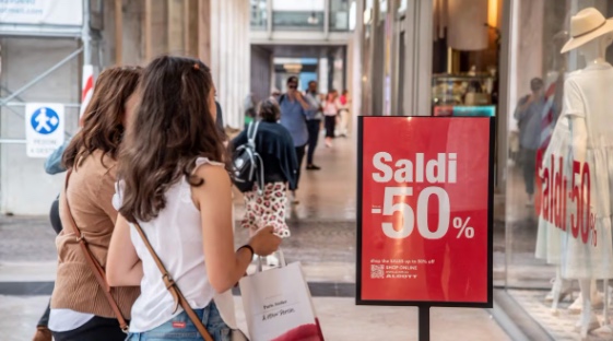 Al via i saldi estivi: 6 italiani su 10 pronti allo shopping
