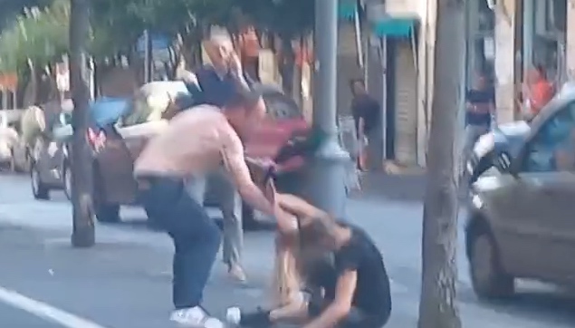 Salerno, violenta aggressione in strada: donna picchiata e trascinata per i capelli davanti ai passanti Salerno, violenta aggressione in strada: donna picchiata e trascinata per i capelli davanti ai passanti