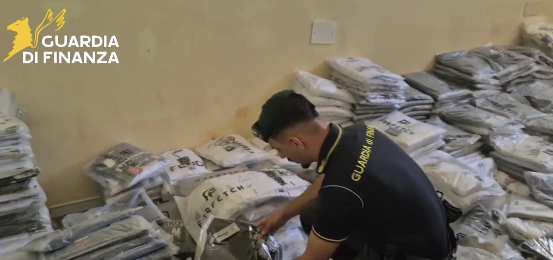 Blitz a San Giuseppe Vesuviano: sequestrati 65mila capi contraffatti, droga e migliaia di euro in contanti