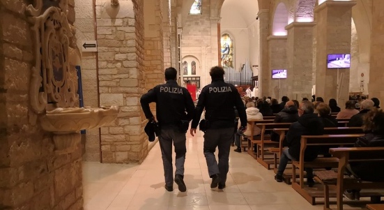 Paura in chiesa a Sant’Anastasia: uomo armato fa irruzione e spara durante la messa