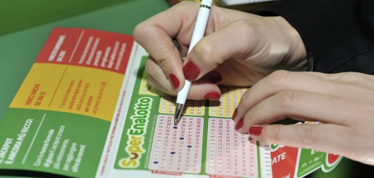 SuperEnalotto, la fortuna fa tappa a Giugliano: “5” da oltre 32mila euro