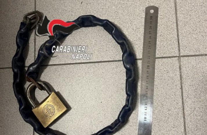 Torre del Greco, minaccia la moglie con una catena per avere 100 euro: arrestato 39enne