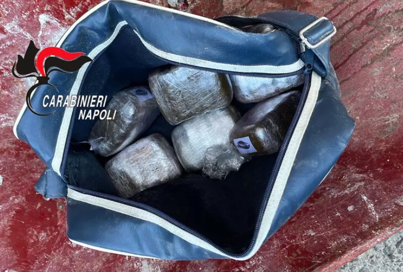 Torre del Greco, sequestrati tre chili droga e pesce avariato pronto alla vendita Torre del Greco, sequestrati tre chili droga e pesce avariato pronto alla vendita