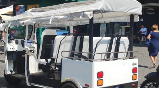 Napoli. Trasportava turisti inglesi su tuk-tuk abusivo, mezzo sequestrato e patente ritirata