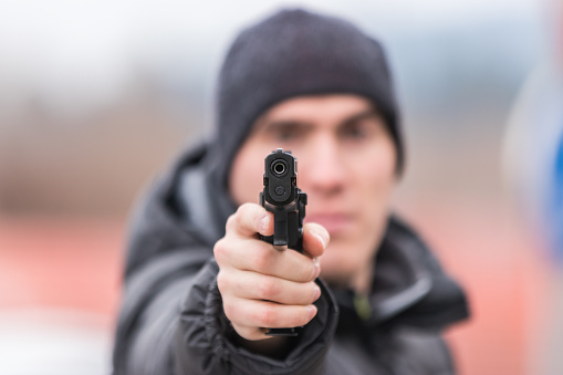 Furto in casa di un medico a Vitulano: bandito armato di pistola minaccia la vittima prima di fuggire