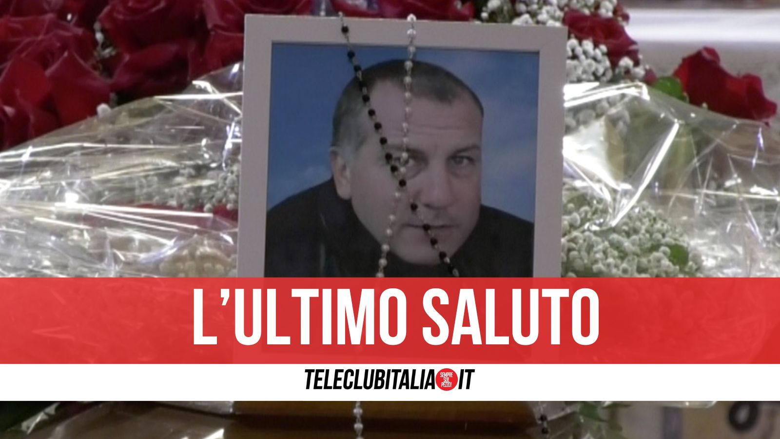 Napoli, l’addio a Vincenzo Del Grosso: dolore e rabbia ai funerali dell’operaio morto nel cantiere del Rione Alto Napoli, l’addio a Vincenzo Del Grosso: dolore e rabbia ai funerali dell’operaio morto nel cantiere del Rione Alto