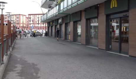 Fuorigrotta, 47enne aggredito fuori al McDonald’s da baby-gang sotto gli occhi della famiglia