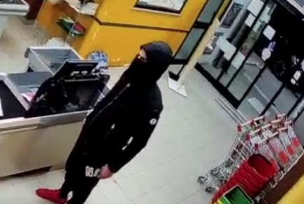 Napoli, dopo l'orologio da 80mila euro rapinato anche un supermercato: preso 26enne