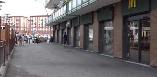 Napoli, ingegnere aggredito davanti alla madre e ai figli: identificati quattro giovani