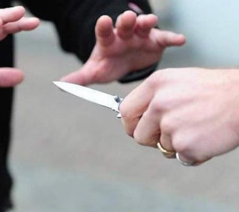 Follia ad Aversa, accoltella la compagna del figlio dopo lite: arrestata 67enne