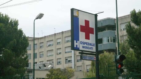 Aversa, prima l'accoltellamento poi l'incidente durante corsa in ospedale: ragazza ricoverata