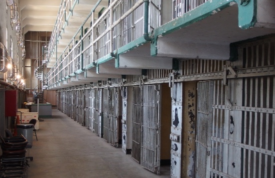 Secondigliano, scarpe “imbottite” di droga per il figlio detenuto: denunciati madre e 18enne