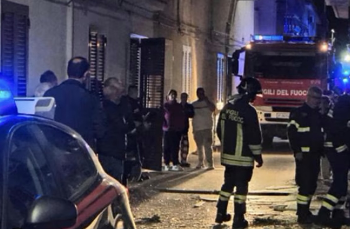 Casoria, notte di paura: bomba carta davanti a una pizzeria e incendio a una barberia