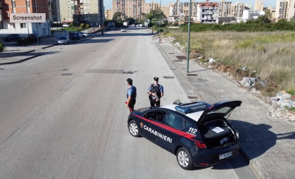 Controlli a tappeto dei Carabinieri in diversi quartieri di Napoli: droga, armi e furti di energia