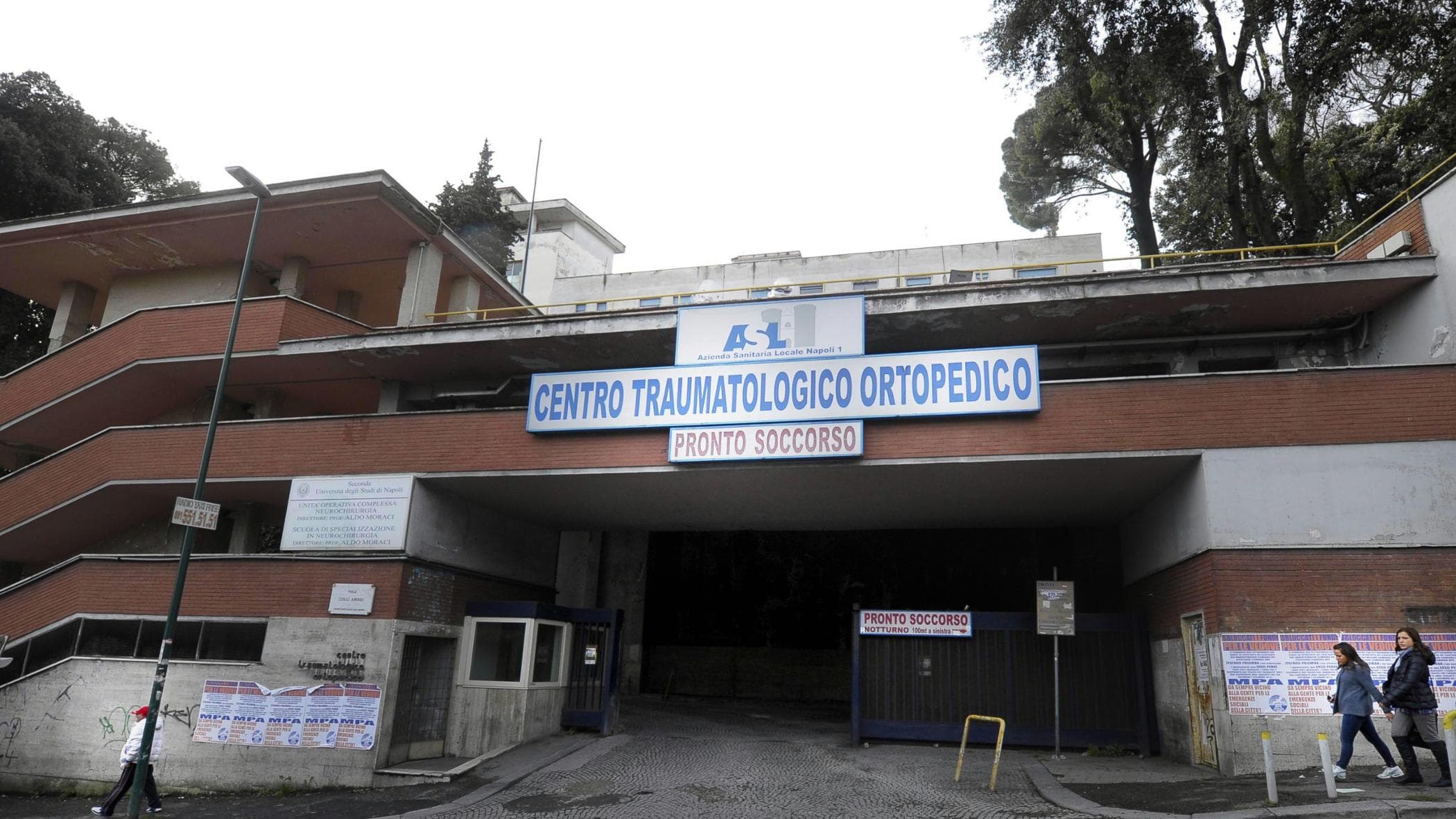 Napoli, blocca l’ingresso del pronto soccorso per essere visitata: denunciata 47enne