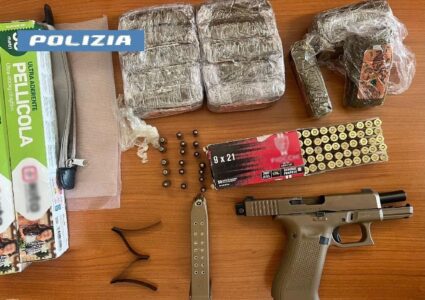 Maxi blitz antidroga a Napoli: 6 arresti, sequestrati armi e droga