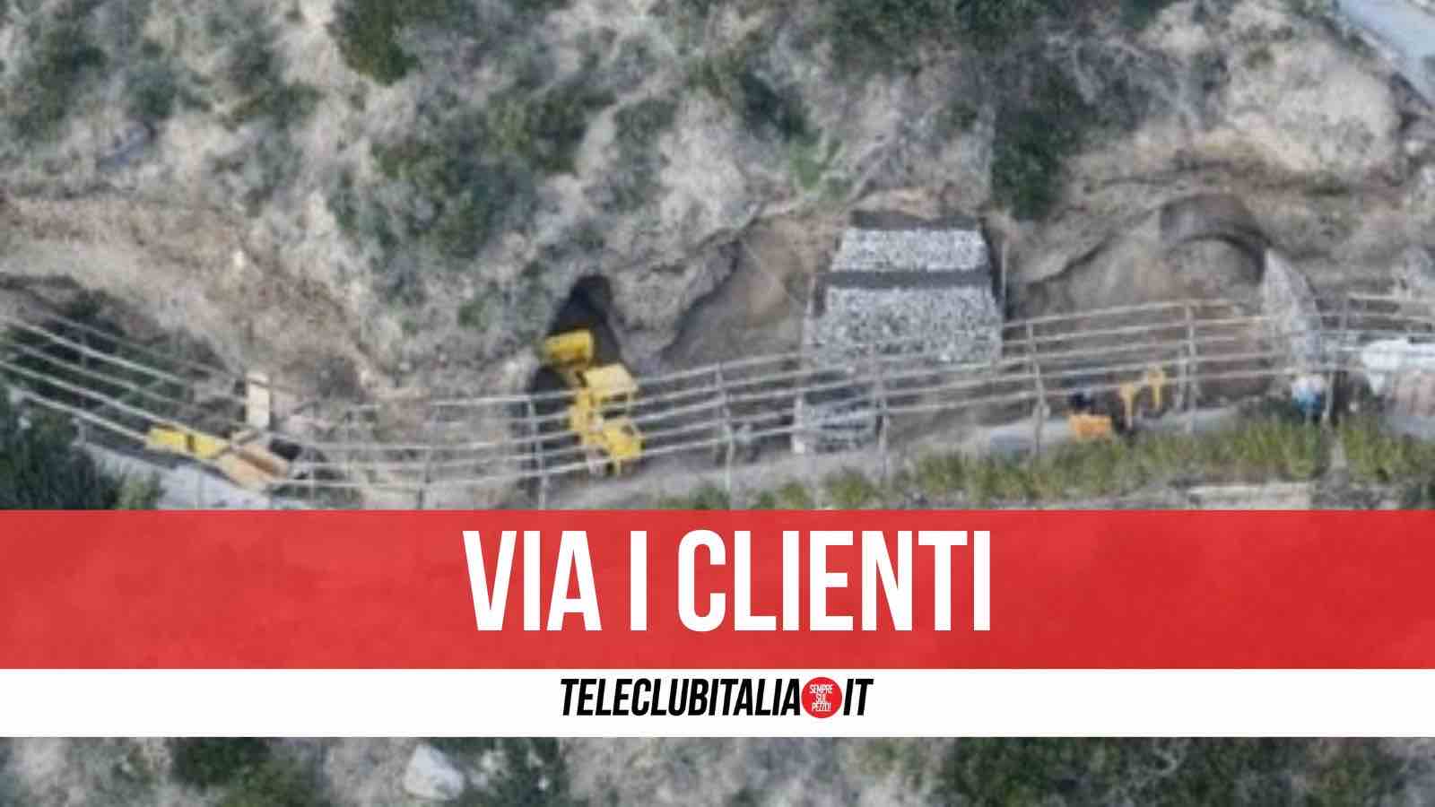 Forio d’Ischia, hotel chiude in pieno agosto: rischio crolli sul costone roccioso Forio d’Ischia, hotel chiude in pieno agosto: rischio crolli sul costone roccioso