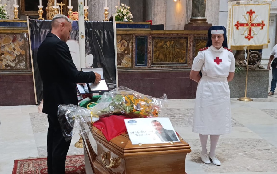 Funerali a Napoli per Michele “Godzi” Noschese: dolore e dubbi sul decesso a Ibiza