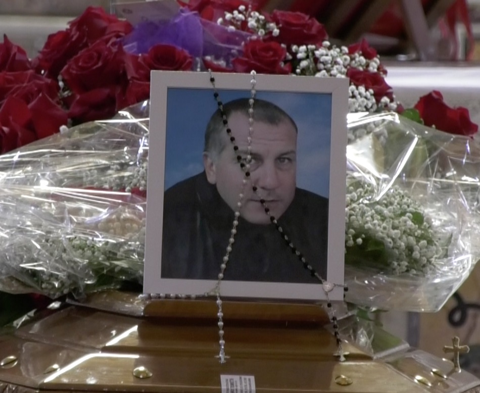 Napoli, l’addio a Vincenzo Del Grosso: dolore e rabbia ai funerali dell’operaio morto nel cantiere del Rione Alto