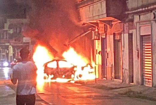 Giugliano, auto in fiamme contro negozio: paura nella notte in via Dante Alighieri