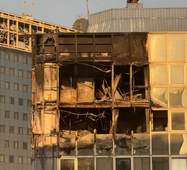 incendio al centro direzionale distrutti ultimi piano di un grattacielo ignote le cause