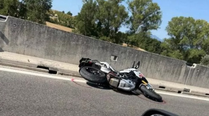 tragedia sulla a16 moto contro guardrail muore 44enne