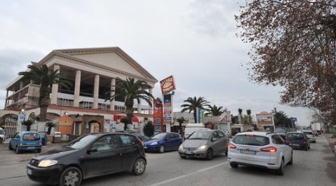 Schianto contro albero poco prima dell'alba: Nicola muore a 47 anni. Era di Giugliano