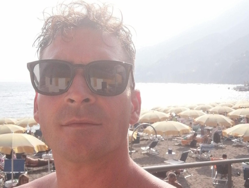 Tragico incidente a Torre del Greco: Mirko muore a 40 anni, grave un 15enne