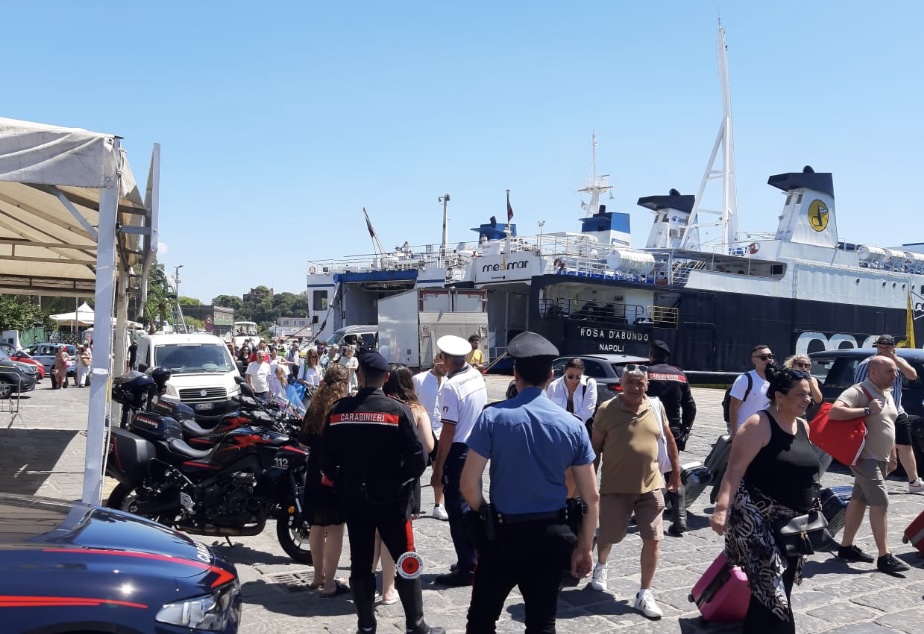 Da Melito a Ischia per truffare anziana: 16enne arrestato con 10mila euro e gioielli
