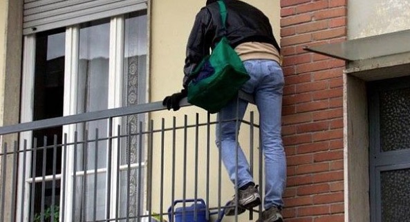 Mondragone, tentano furto in due abitazioni: 37enne bulgaro bloccato dai carabinieri