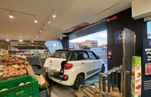 Napoli, sfonda negozi con auto rubate mentre è ai domiciliari: arrestato rapinatore seriale