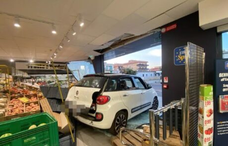 Napoli, sfonda negozi con auto rubate mentre è ai domiciliari: arrestato rapinatore seriale