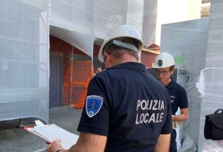 Napoli, il cestello si ribalta e piovono detriti: chiuso cantiere edile per scarsa sicurezza