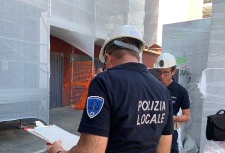 Napoli, il cestello si ribalta e piovono detriti: chiuso cantiere edile per scarsa sicurezza