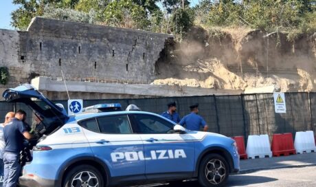 Napoli, prima il boato poi il crollo di un costone in via Caravaggio: nessun ferito, indagini in corso